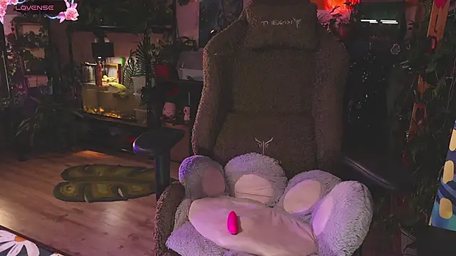 Dead Butterfly online show from November 16, 1:22 pm