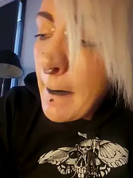 Snapshot of PinkTheHawk chatting on September 28, 9:42 pm PinkTheHawk online show from September 28, 9:42 pm