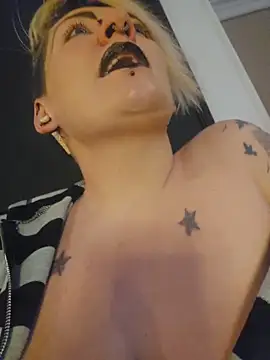 Snapshot of PinkTheHawk chatting on October 16, 9:34 am PinkTheHawk online show from October 16, 9:34 am