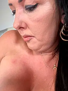 Snapshot of TiffanyRoxx chatting on October 21, 11:09 pm TiffanyRoxx online show from October 21, 11:09 pm
