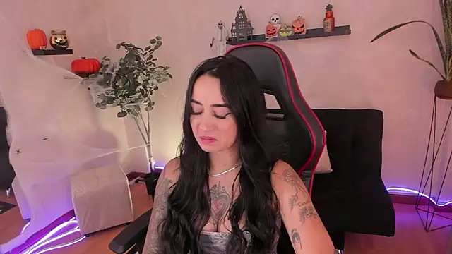 EmmyEvans1 online show from October 6, 7:40 pm