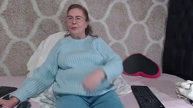 Hottie-Mom online show from February 7, 11:25 am