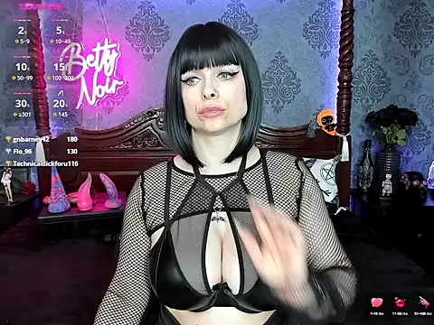 Snapshot of BettyNoir chatting on October 19, 7:05 pm BettyNoir online show from October 19, 7:05 pm