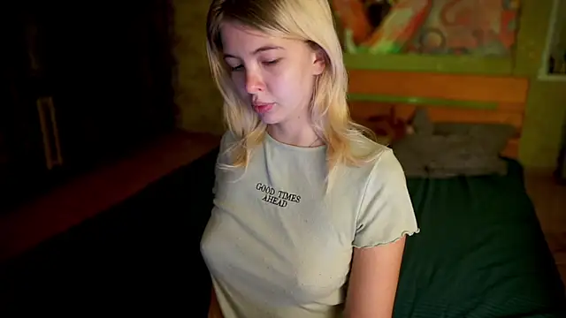 Snapshot of Allison_Cuty chatting on October 23, 8:37 pm Allison Cuty online show from October 23, 8:37 pm