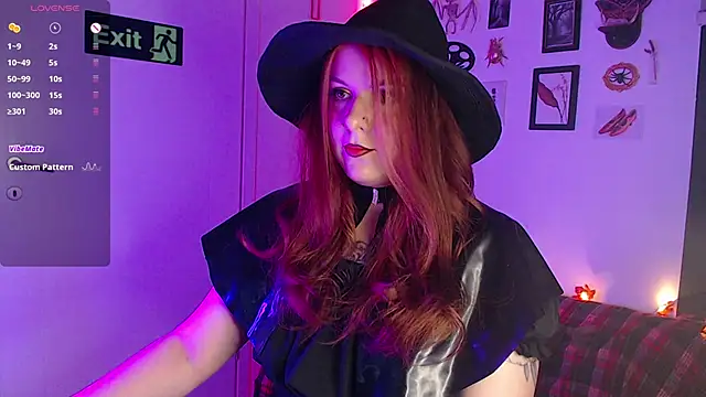 auroralatexprincess online show from October 30, 8:10 pm