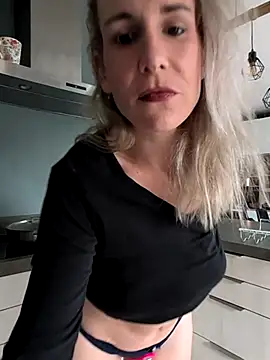 Snapshot of NaomiAndFriends chatting on October 21, 1:48 pm NaomiAndFriends online show from October 21, 1:48 pm