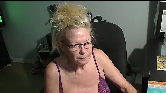 XTRAHORNYONE online show from November 17, 2:45 am