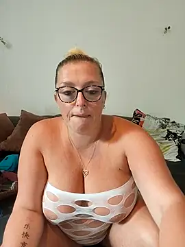 winniess40 online show from September 30, 8:42 am