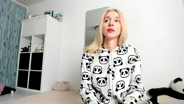 KenzieDawton online show from October 5, 7:57 am