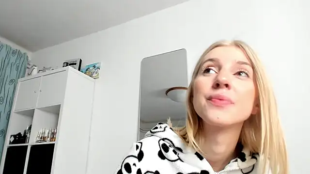 KenzieDawton online show from October 25, 3:47 am