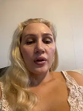 Snapshot of YourBlondee chatting on October 21, 2:26 am YourBlondee online show from October 21, 2:26 am