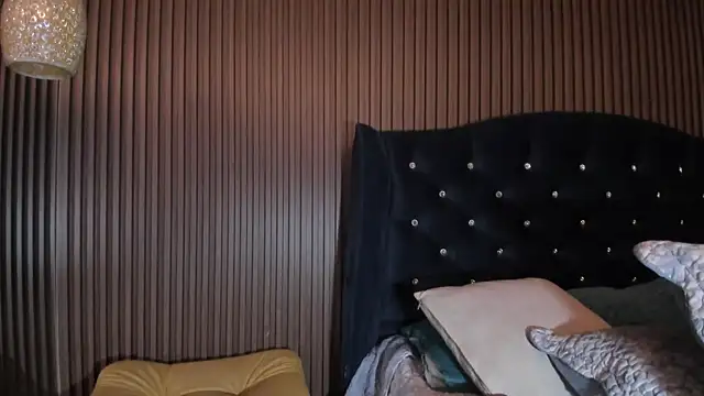 JuliaDawson  online show from February 13, 11:28 pm