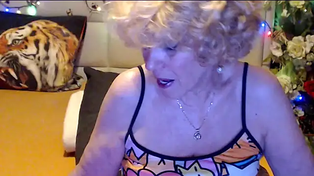 HappyWomanOn online show from February 10, 8:01 pm