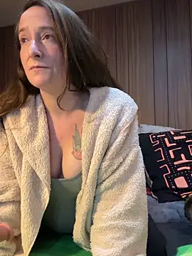 Mini And The Bear online show from February 7, 7:51 pm