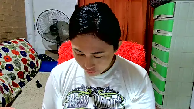 Ugly Filipina online show from September 10, 9:15 pm