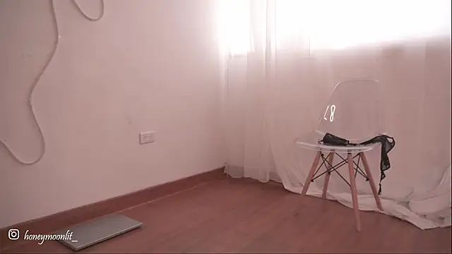 Snapshot of honeey_ chatting on October 3, 9:42 pm honeey  online show from October 3, 9:42 pm