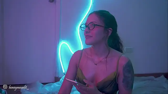 Snapshot of honeey_ chatting on September 25, 12:10 am honeey  online show from September 25, 12:10 am