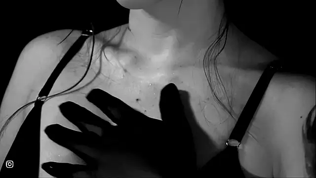 Snapshot of honeey_ chatting on October 16, 11:18 pm honeey  online show from October 16, 11:18 pm