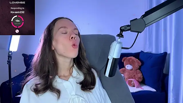 Snapshot of SharkyBaby chatting on September 18, 3:43 pm SharkyBaby online show from September 18, 3:43 pm