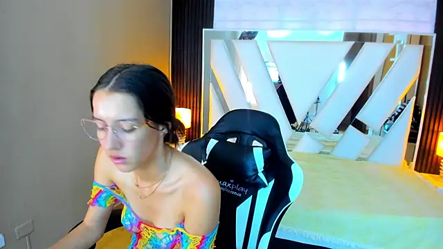 Linda4Petite online show from November 3, 6:34 pm