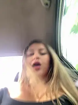 lunablossom  online show from January 16, 9:00 pm