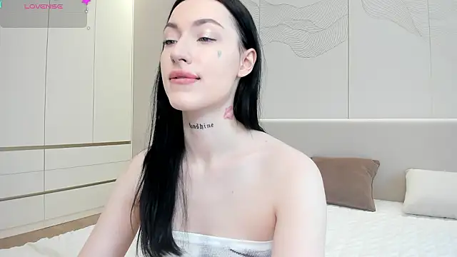 JenniferQueen11 online show from February 20, 9:33 am