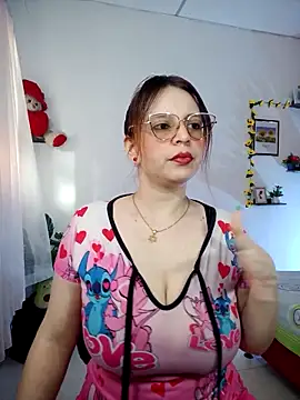 lorenitabella online show from February 4, 8:45 pm