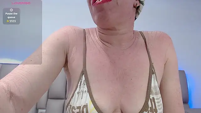 Kittywhiteass online show from January 6, 9:40 pm