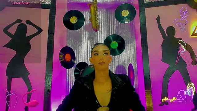 nickyminach  online show from October 29, 7:05 pm