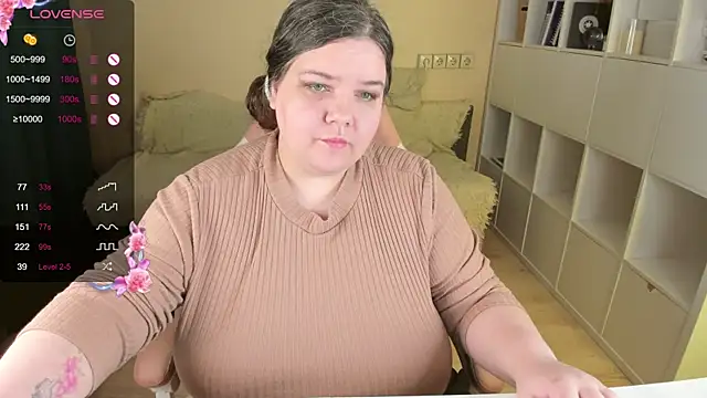 Snapshot of PlumPie chatting on October 4, 6:23 pm PlumPie online show from October 4, 6:23 pm