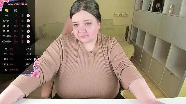 Snapshot of PlumPie chatting on October 19, 1:24 pm PlumPie online show from October 19, 1:24 pm