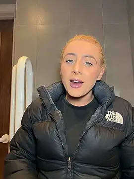 Snapshot of Strongqueen chatting on October 18, 8:43 pm Strongqueen online show from October 18, 8:43 pm