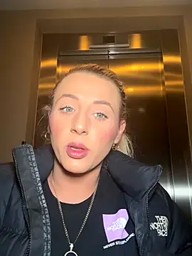 Snapshot of Strongqueen chatting on September 18, 7:12 pm Strongqueen online show from September 18, 7:12 pm