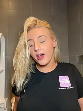 Snapshot of Strongqueen chatting on October 19, 9:17 pm Strongqueen online show from October 19, 9:17 pm