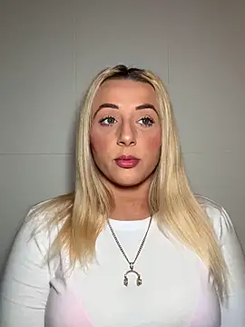 Snapshot of Strongqueen chatting on September 12, 9:55 pm Strongqueen online show from September 12, 9:55 pm