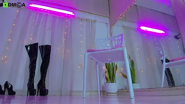 kendrarioss online show from October 2, 10:15 pm