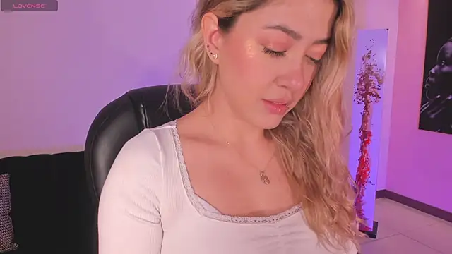 EveBensonX online show from December 3, 11:23 am