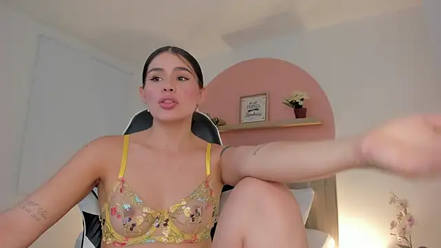 dominique25  online show from October 24, 3:24 am