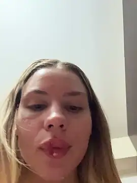 Snapshot of MistressMommyKate chatting on October 31, 11:20 pm MistressMommyKate online show from October 31, 11:20 pm