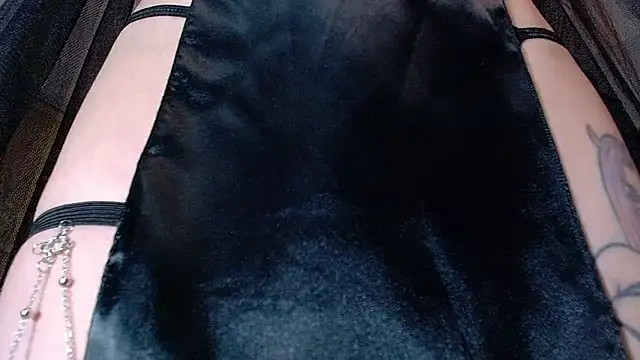 VickyJackson  online show from October 31, 8:13 pm