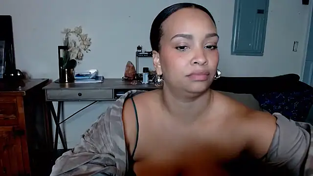Snapshot of SashaEstrella chatting on October 25, 6:43 am SashaEstrella online show from October 25, 6:43 am