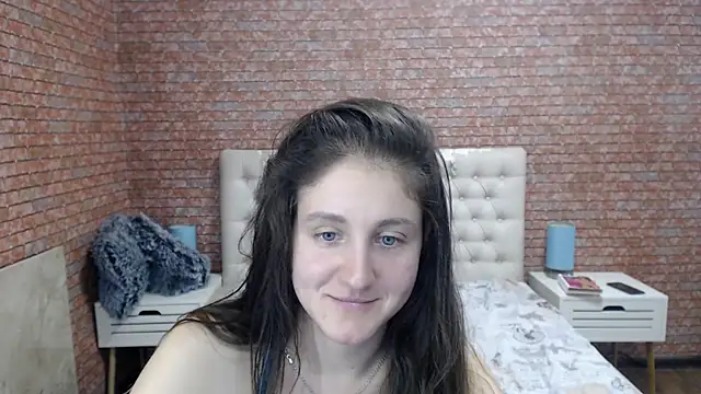 Holliy Cooper online show from September 17, 1:42 pm