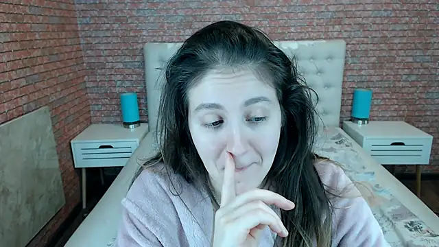 Holliy Cooper online show from November 15, 10:05 am